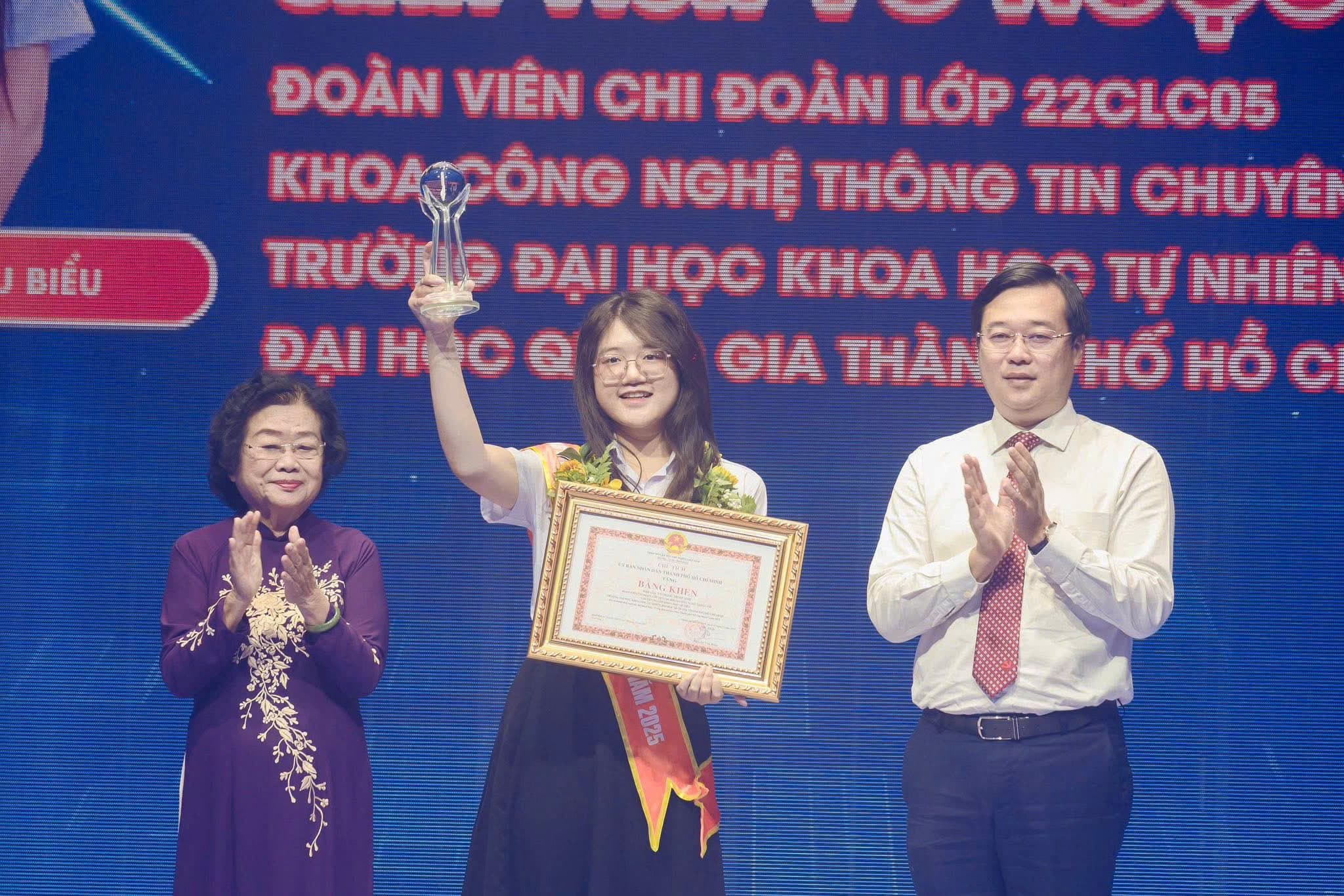 Female students of the University of Natural Sciences were honored as Outstanding Young Citizens of Ho Chi Minh City in 2025